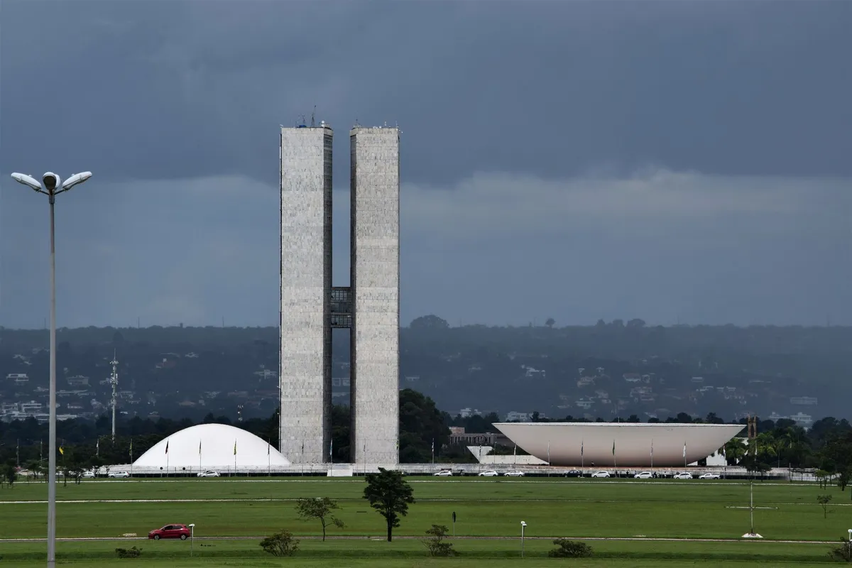 Panorama: Ajuste de R$ 42 bilhões no Orçamento federal impacta planejamento econômico