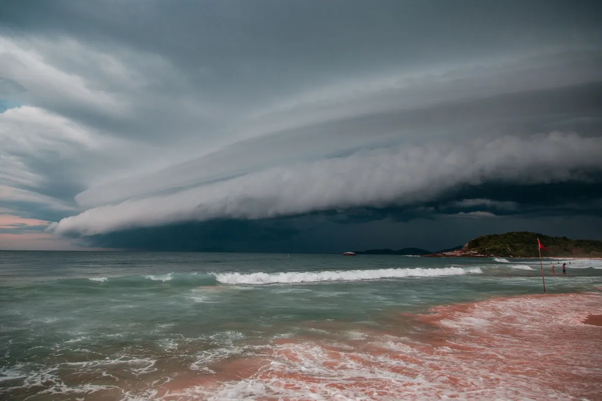 Ciclone extratropical coloca estados do sudeste em alerta de temporais