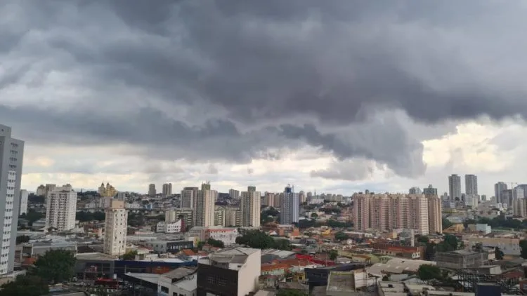 Defesa Civil emite alerta para temporais e ativa Gabinete de Crise no estado