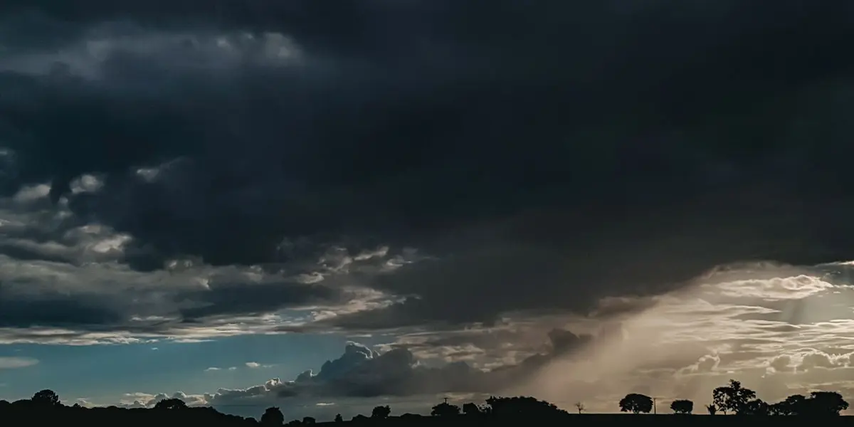 Inmet emite alerta de tempestades para a faixa leste do país