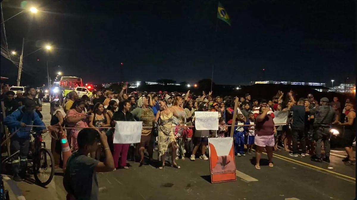 Protesto fecha via no Malvinas após nove dias sem luz