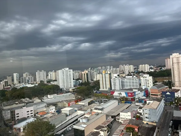 Quinta-feira com temporal, vento forte e alerta de alagamento