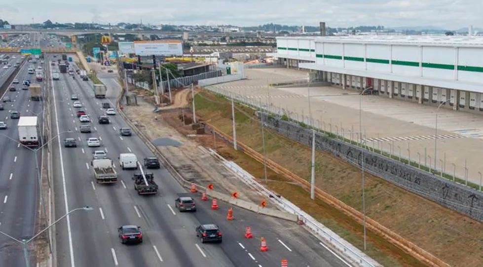 Via Dutra tem interdição noturna na pista marginal em Guarulhos