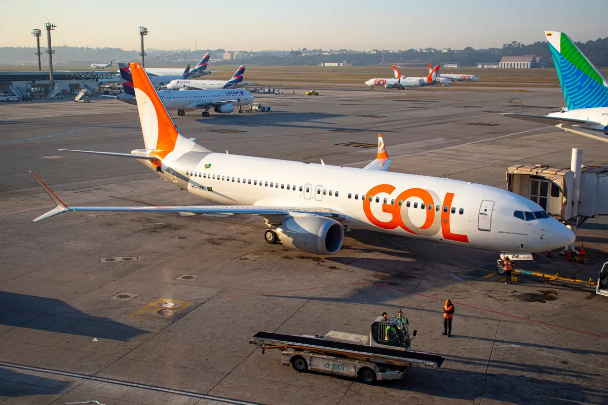 Viúva de criador de conteúdo desembarca no aeroporto de Guarulhos